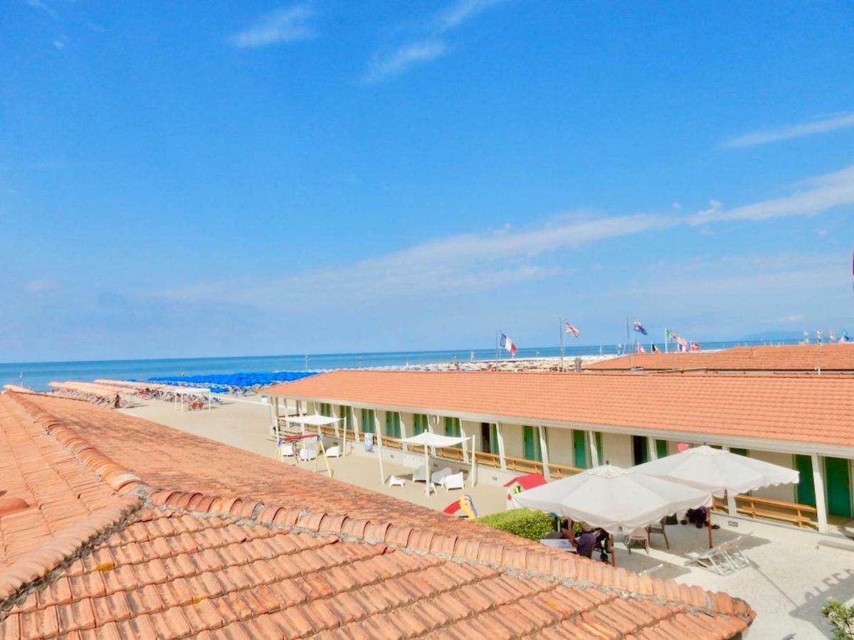 Апартаменты Attico Al Mare Виареджо Экстерьер фото