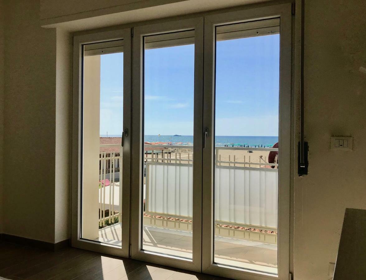Апартаменты Attico Al Mare Виареджо Экстерьер фото