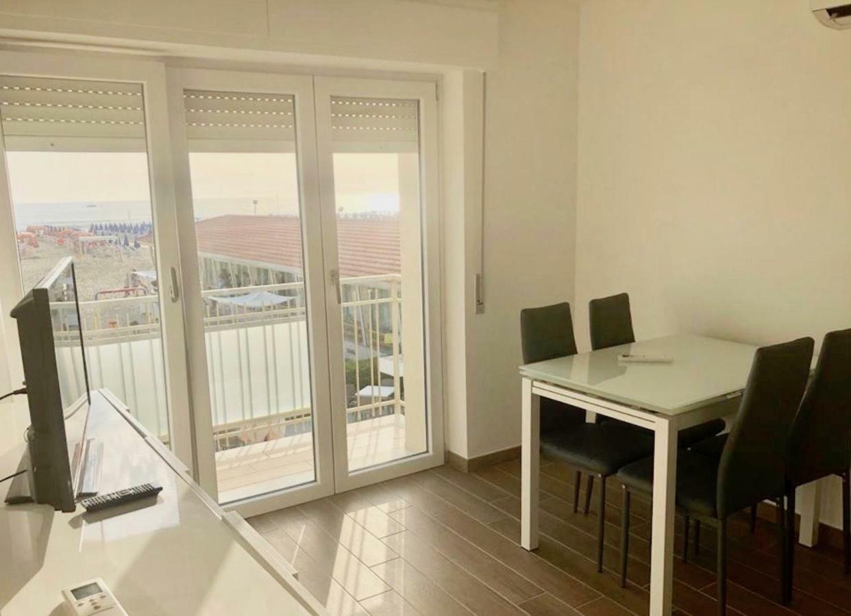 Апартаменты Attico Al Mare Виареджо Экстерьер фото
